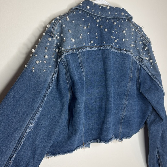 Size Medium. Cropped pearl embellished denim jacket - Picture 4 of 4